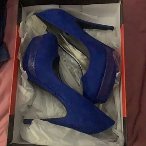 6.5 blue guess heels